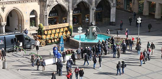 Geldbeutel waschen am Fischbrunnen vor dem Rathaus (©Foto: Martin Schmitz)